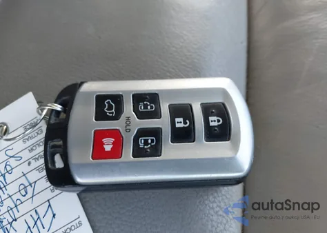 2015 Toyota Sienna Xle 8 Passenger z USA, uszkodzony, nr VIN 5TDYK3DC4FS681031